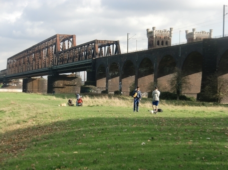Duisburg-Rheinhausen : Die Duisburg-Hochfelder Eisenbahnbrücke führt über den Rhein zwischen den Stadtteilen Hochfeld und Rheinhausen